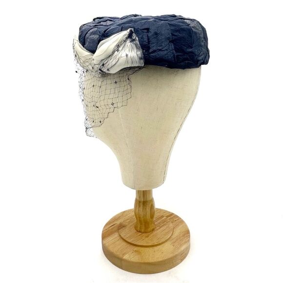 Vintage 1950s Pillbox Hat Navy Straw With White Rose Petals Mesh Veil Rhinestone main image 12